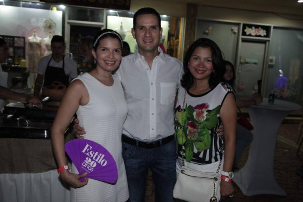 Gina y José Edgardo Rivera con Nelly Ulloa.