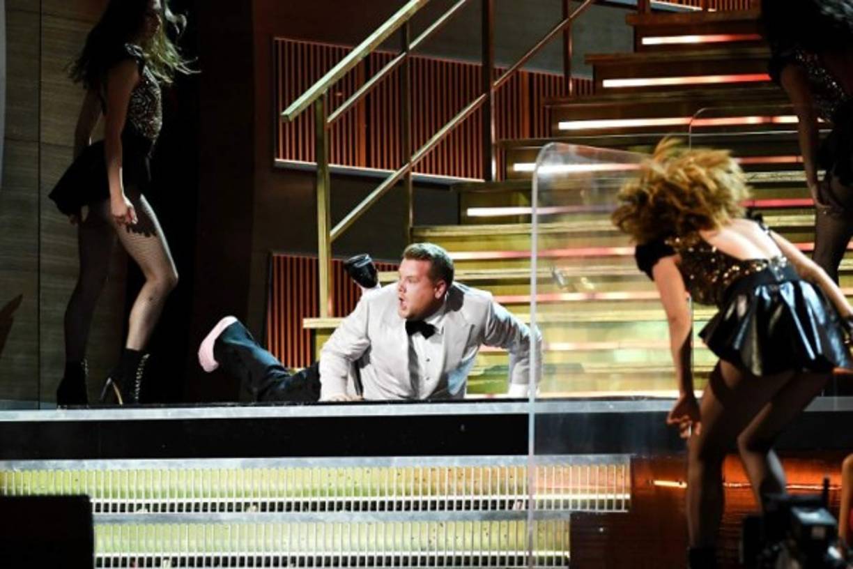 James Corden logró levantarse y seguir con el show.