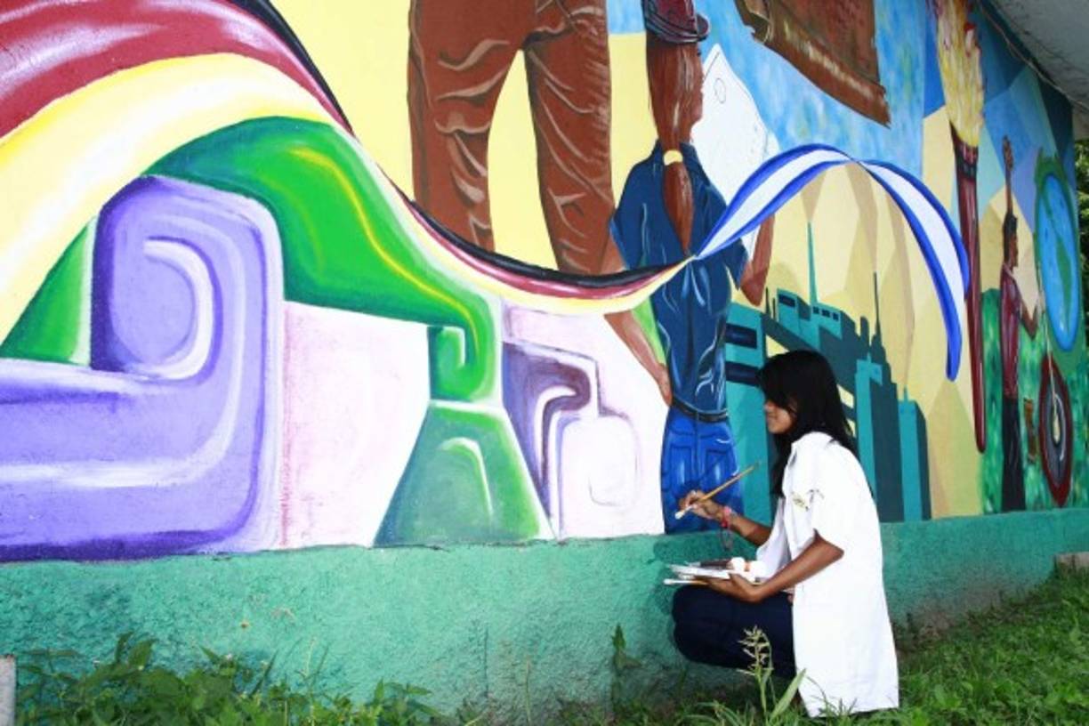 Otros pintores prefieren los pinceles para decorar los muros de San Pedro Sula.