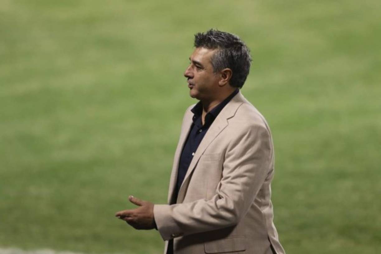 Como cábala, Diego Vázquez decidió portar el mismo traje que usó en la final de ida en donde vencieron 2-1 al Olimpia. Sin embargo, en esta ocasión no le funcionó ya que los albos se consagraron tricampeones.