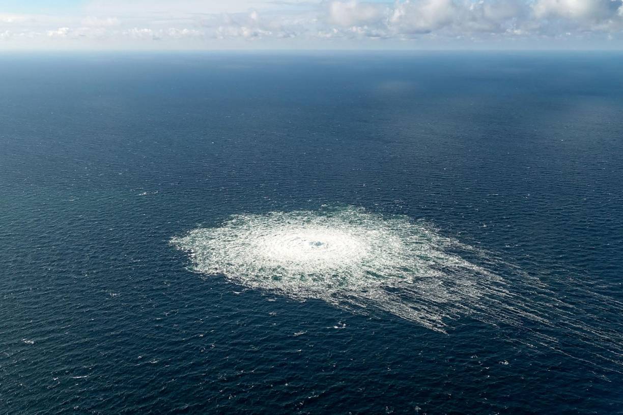 Tres grandes fugas provenientes de los gasoductos Nord Stream 1 y 2 en el mar Báltico fueron registradas este martes en la superficie, con burbujeos de hasta un kilómetro de diámetro, anunció el ejército danés que difundió imágenes.