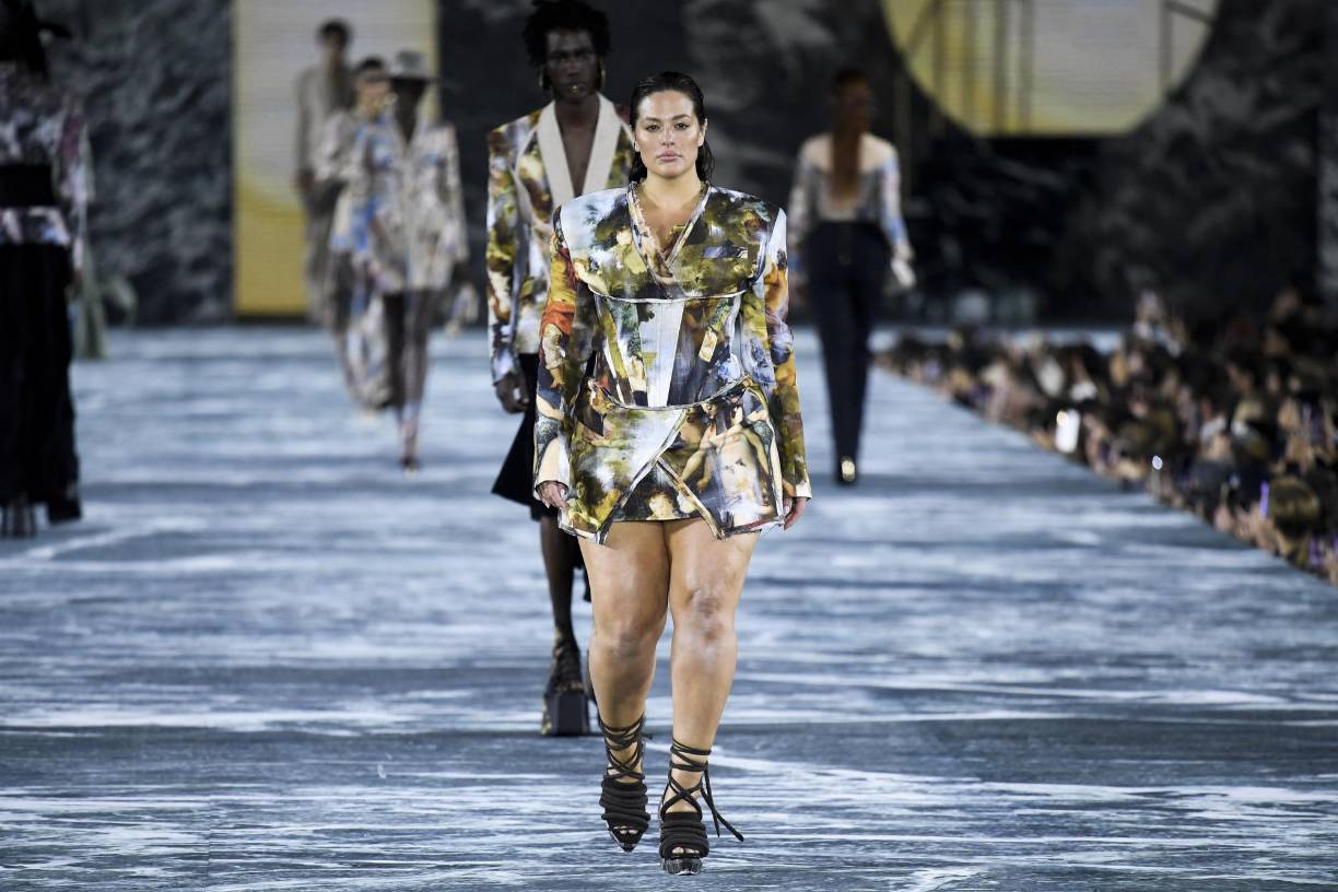 La modelo estadounidense de gran talla Ashley Graham desfiló con un vestido mini para Balmain. El estilista de la marca, Olivier Rousteing, es favorable a la diversidad.
