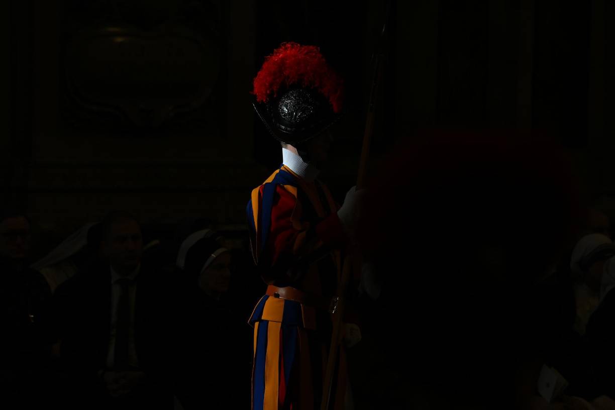 Los fieles podrán velar a partir del lunes por la mañana hasta el miércoles el cuerpo de Joseph Ratzinger en la capilla ardiente que se abrirá en la basílica de San Pedro.