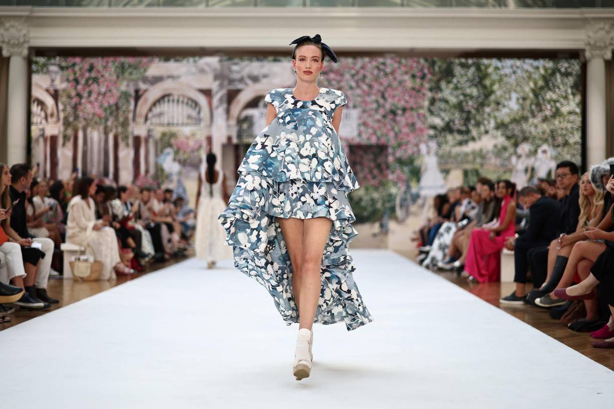 Otra de las grandes apuestas del diseñador son los vestidos de cola larga con olanes, una española influencia primaveral.