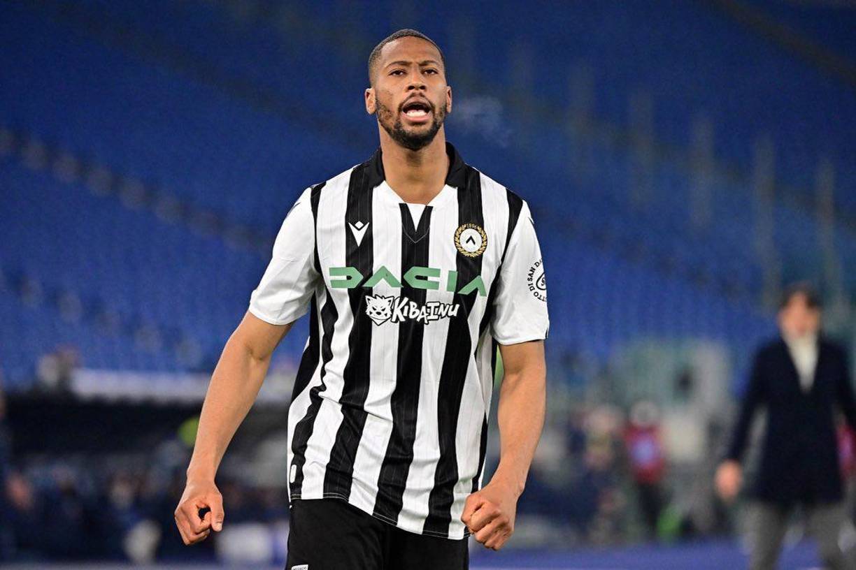 Antes de triunfar en el fútbol tuvo que trabajar en el famoso restaurante de pollo en el mundo. Luchó por su madre y la sacó adelante.