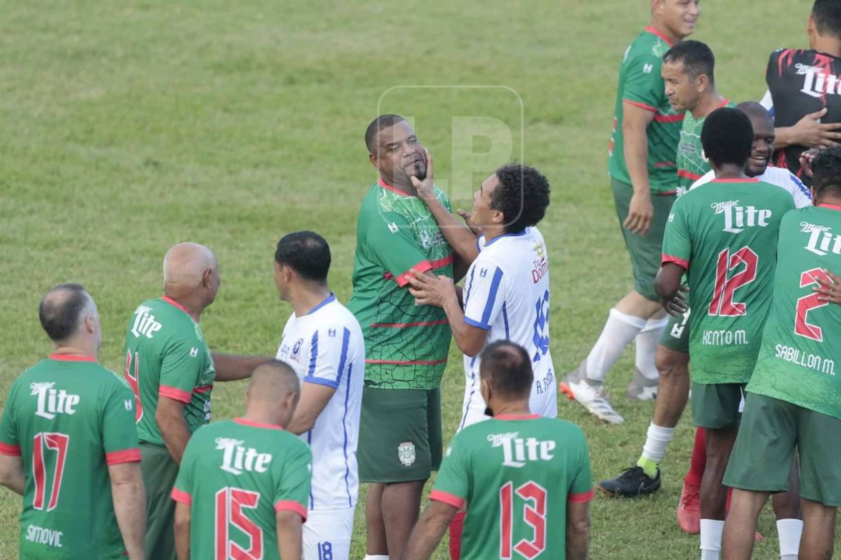 Tras el pitazo final, jugadores de ambos equipos se dieron tiempo para bromear. Rambo de León en el momento que sujetó al exvolante Maynor Suazo.