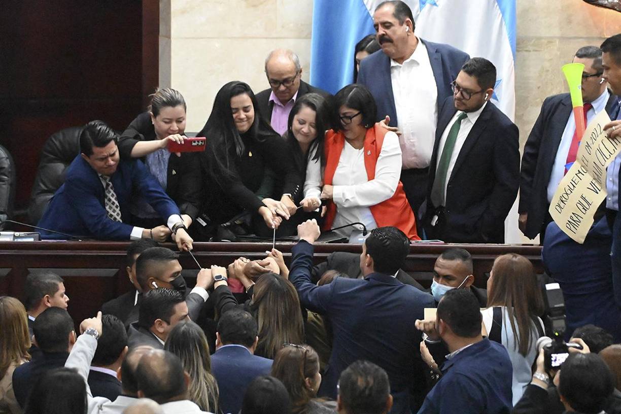 Los diputados hondureños protagonizaron una batalla campal en plena sede del Poder Legislativo la noche del miércoles 9 de julio.
