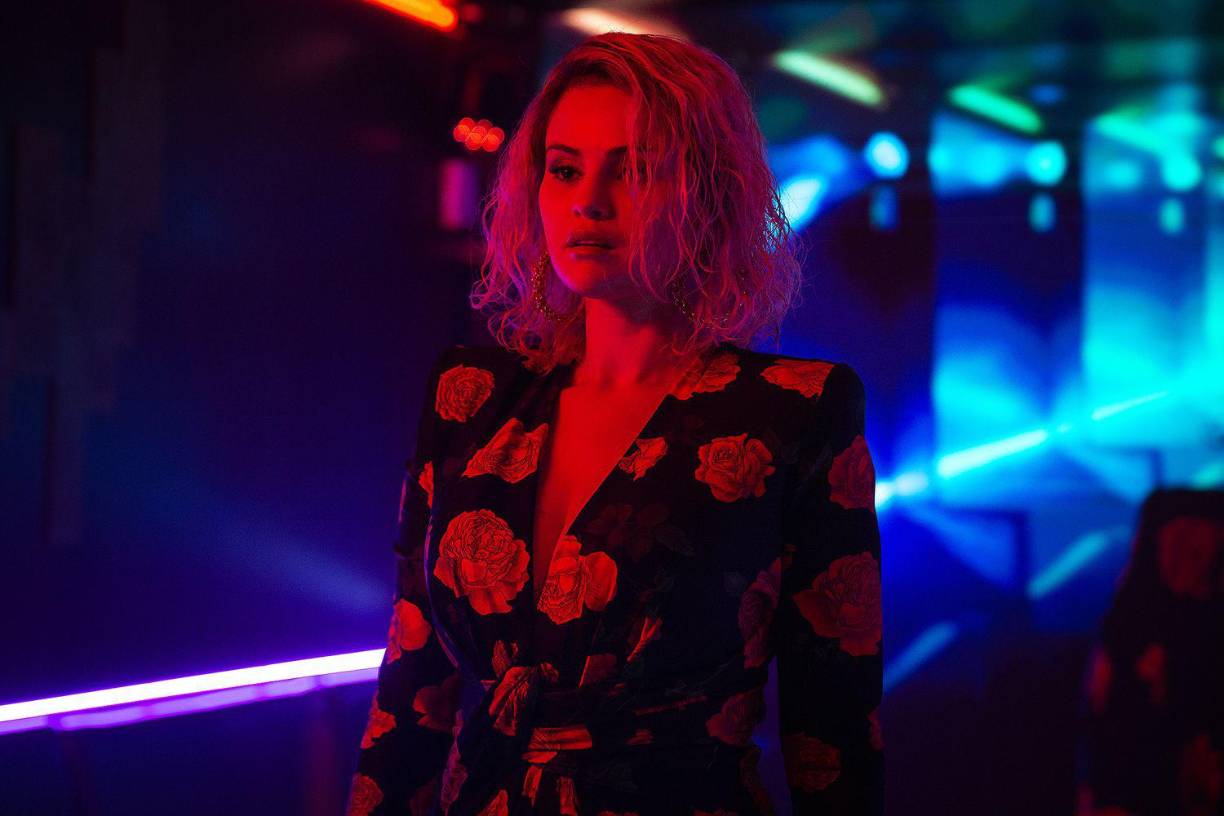 Selena declaró a Entertainment Weekly sobre su interpretación en español: “Sólo quería saber que podía hacerlo. Lo realmente difícil de mi situación es que estoy rodeada de gente angloparlante predominantemente blanca. Así que formar parte de algo así fue muy significativo porque estoy muy orgullosa de lo que soy. Puede que no hable con fluidez, pero eso no me hace menos orgullosa o menos mexicana a mis ojos. Creo que se trata de lo que mi apellido siempre ha significado para mí: es mi familia. Es todo lo que forma parte de mí”.