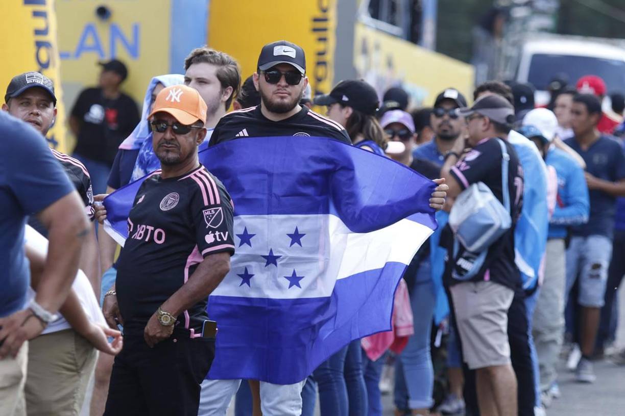 Aficionados hondureños se hicieron presente en el estadio Cuscatlán para ver al recién coronado con el premio The Best.