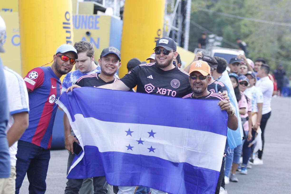 Aficionados hondureños viajaron a El Salvador para no perderse el partido amistoso de Messi con el Inter Miami ante la selección salvadoreña.