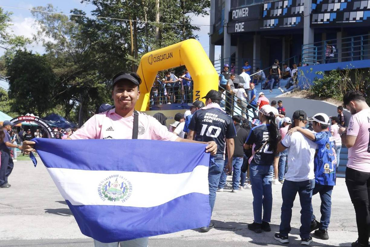 La bandera de El Salvador también presente en el estadio Cuscatlán.