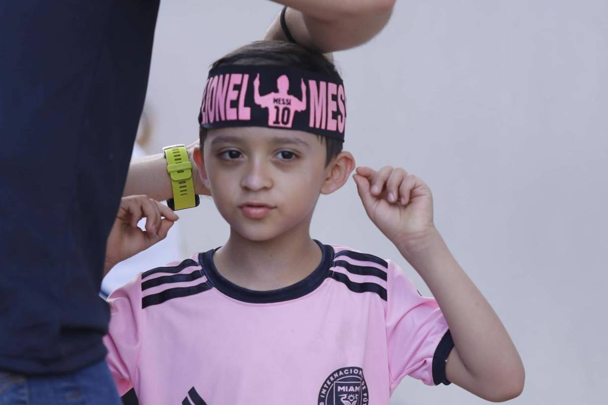 Este pequeño aficionado mostró su amor por Messi.