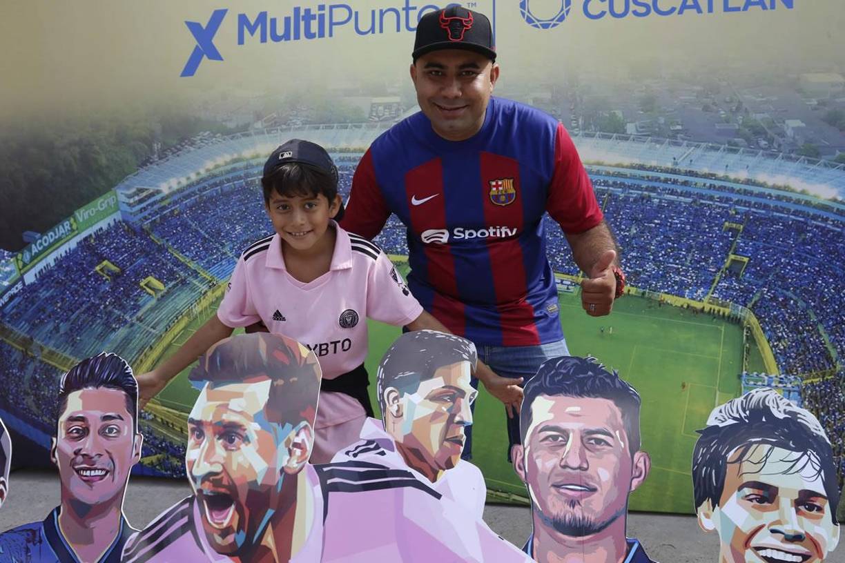 En las afueras del estadio Cuscatlán colocaron imágenes de Messi y otros jugadores para tomarse fotos.