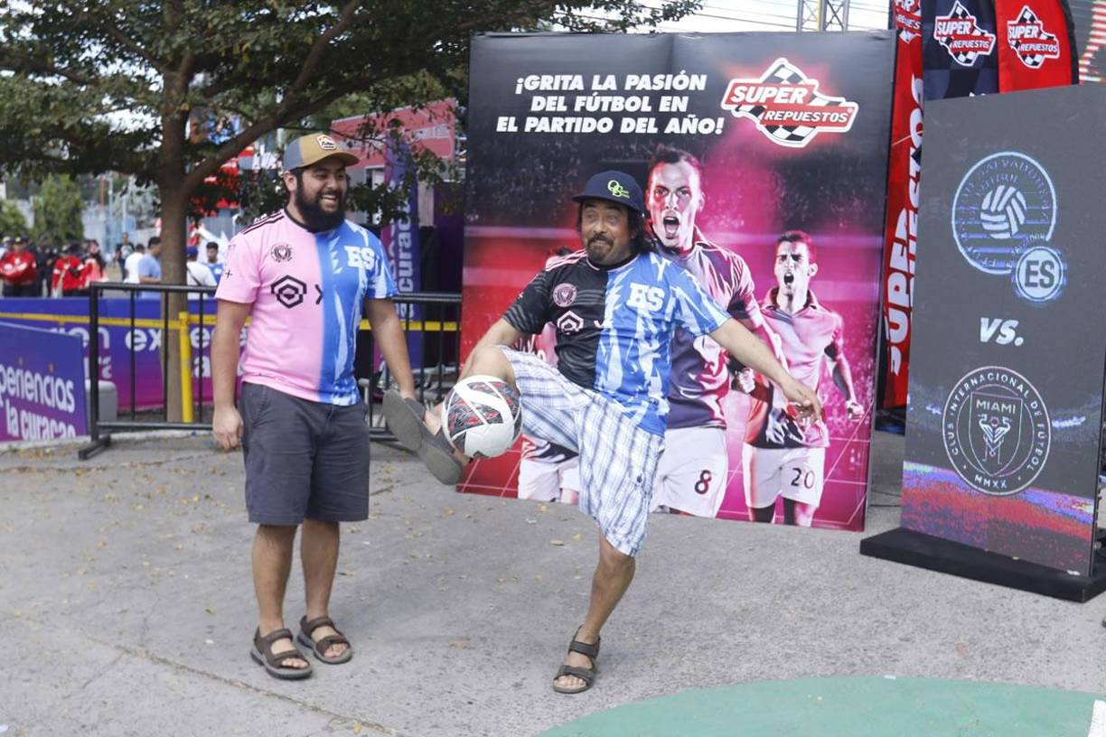 Los aficionados salvadoreños se lo pasaron muy bien en la previa del partido amistoso.