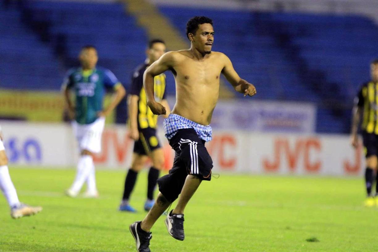 Este aficionado, sin camiseta, cruzó toda la cancha para ir donde estaban los seguidores del Real España.