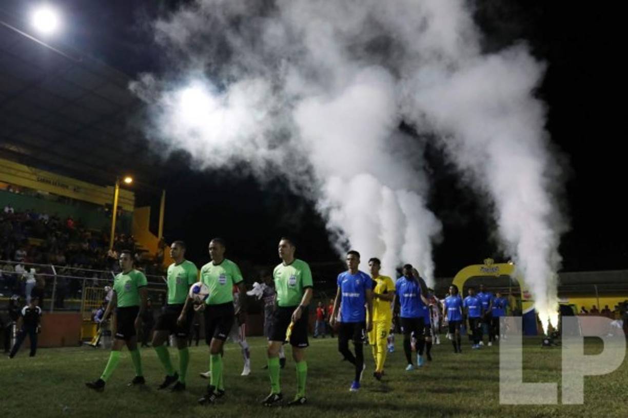 Salida de los equipos titulares de Honduras Progreso y Vida, encabezados por la cuarteta arbitral.