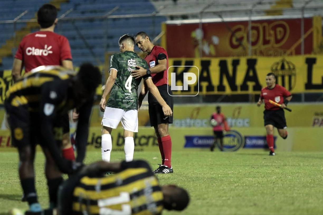 Francisco Martínez tuvo un pequeño diálogo con el árbitro central Melvin Matamoros al final del partido.