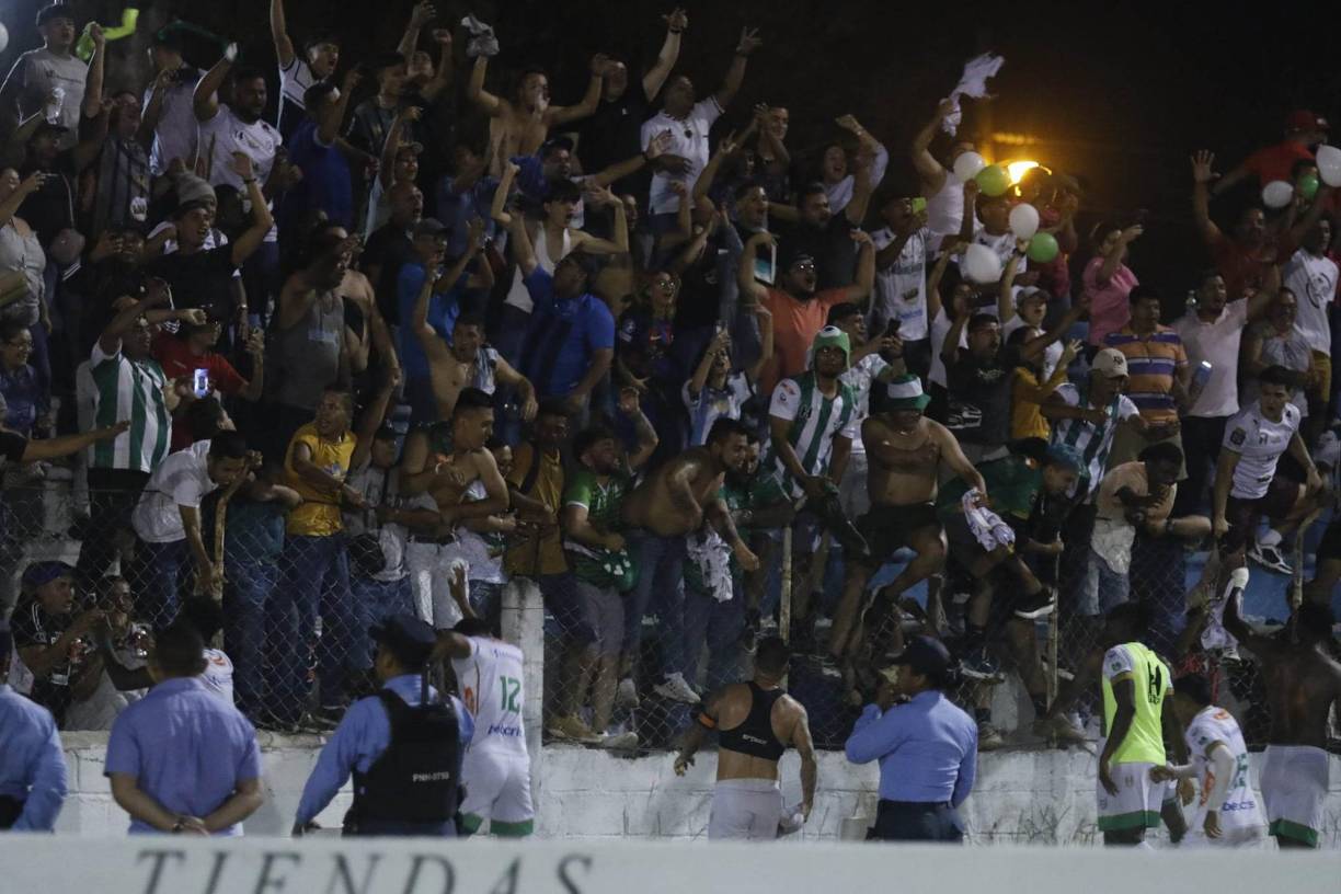 Los jugadores del Platense fueron a compartir con los hinchas presentes en el estadio.