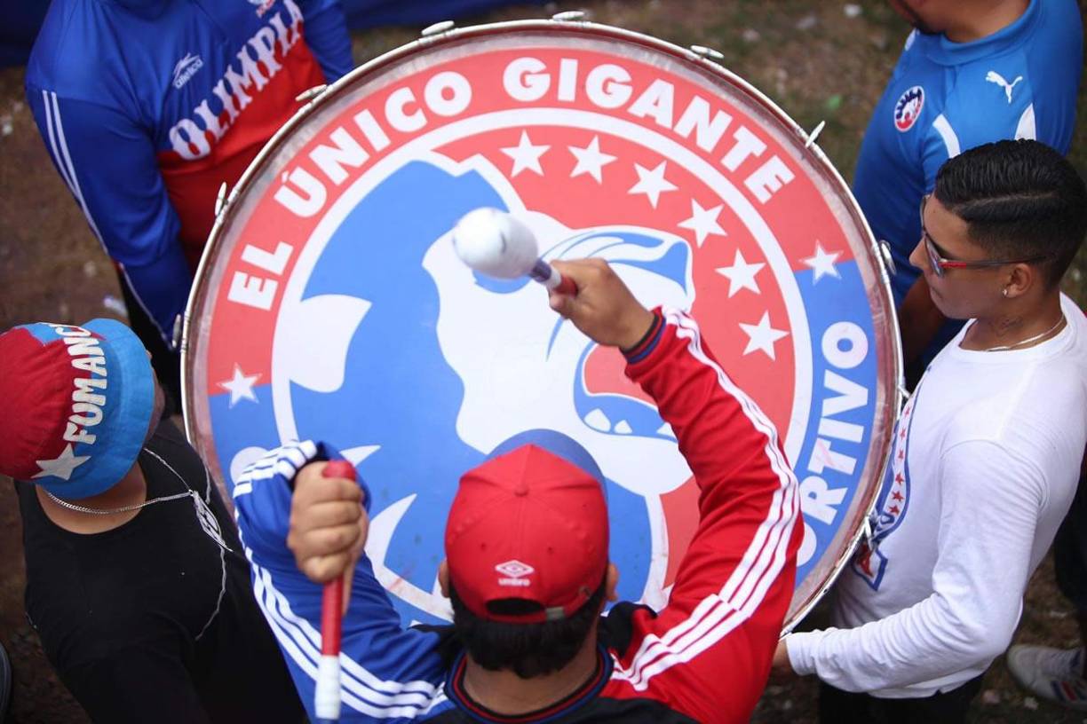 La Ultra Fiel, barra del Olimpia, montó una tremenda fiesta en la previa del partido contra el Génesis en las cercanías del estadio Carlos Miranda de Comayagua.