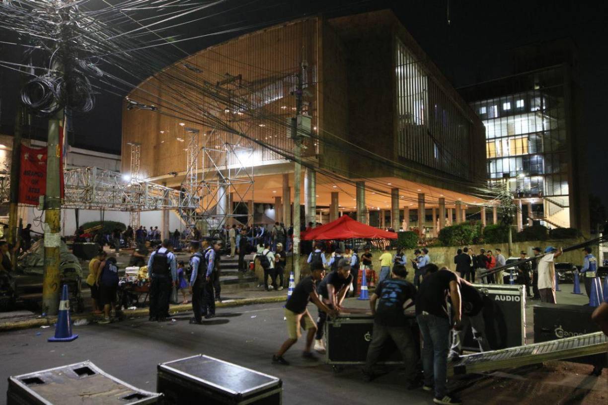 Tras fracazar en dos intentos la elección del fiscal general adjunto, autoridades del Congreso Nacional han apostado por seguir resguardando el hemiciclo legislativo para llevar con tranquilidad la elección en esta tercera convocatoria del presidente del Congreso.