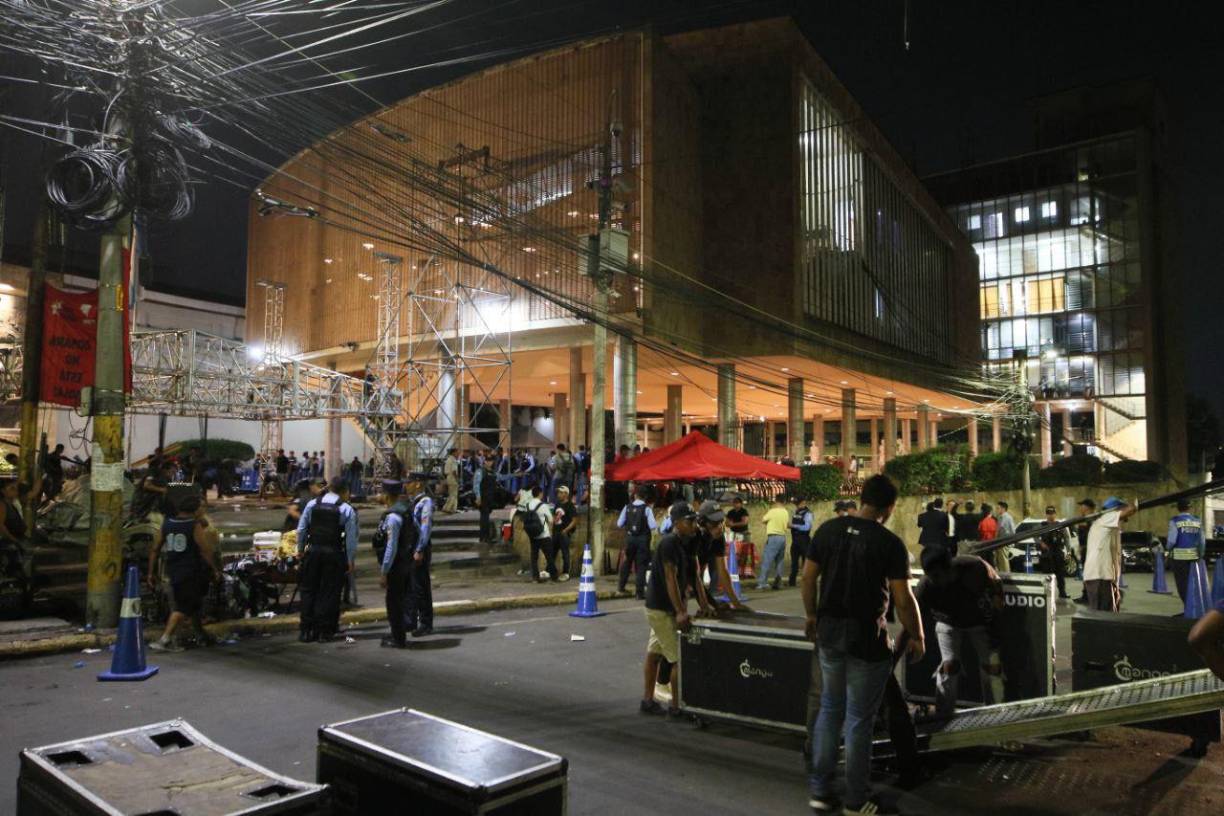 Este jueves, en la segunda sesión convocada por el Congreso Nacional volvió a fracazar la elección del fiscal general, ya que la moción presentada por Libre solo alcanzó 52 votos y la moción presentada por el Partido Salvador de Honduras y apoyada por el Partido Nacional alcanzó 74 votos, votación minima del requerimiento que son 86 votos, mayoría calificada. 