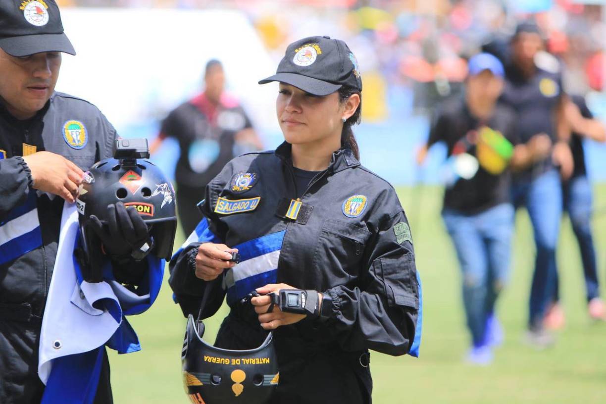 En esta ocasión, de los 15 paracaidistas que saltaron los cielos de la capital, fueron dos mujeres las que destacaron por su agilidad y destreza en su caída libre, las tenientes Nicole Salgado y Cinthia Torres.