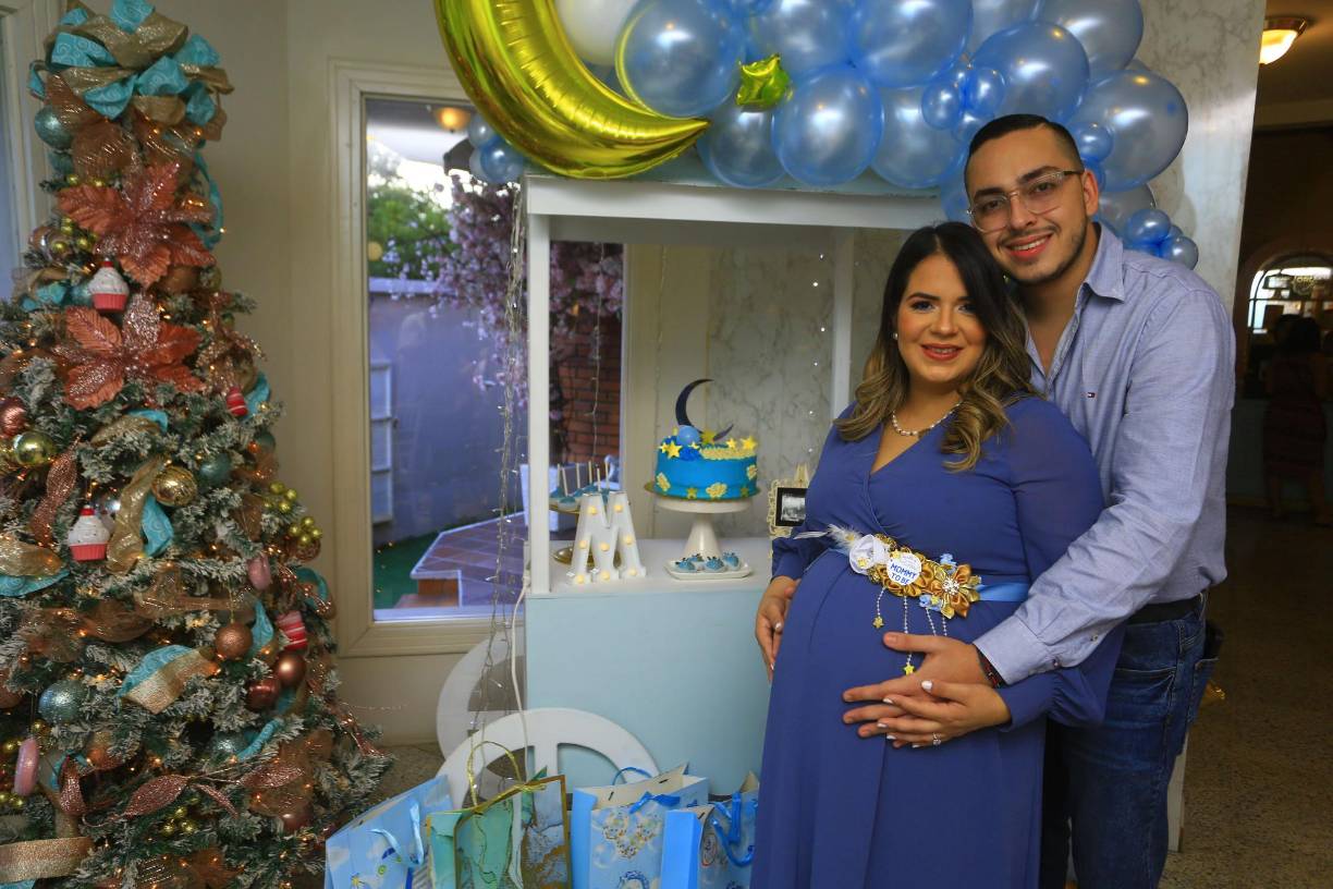  Gisselle Caballero, ejecutiva de Mercadeo de Grupo Opsa, y el reconocido locutor Mario Velásquez se reunieron junto a sus seres queridos para celebrar la pronta llegada de Mario Gabriel, el fruto de su amor.