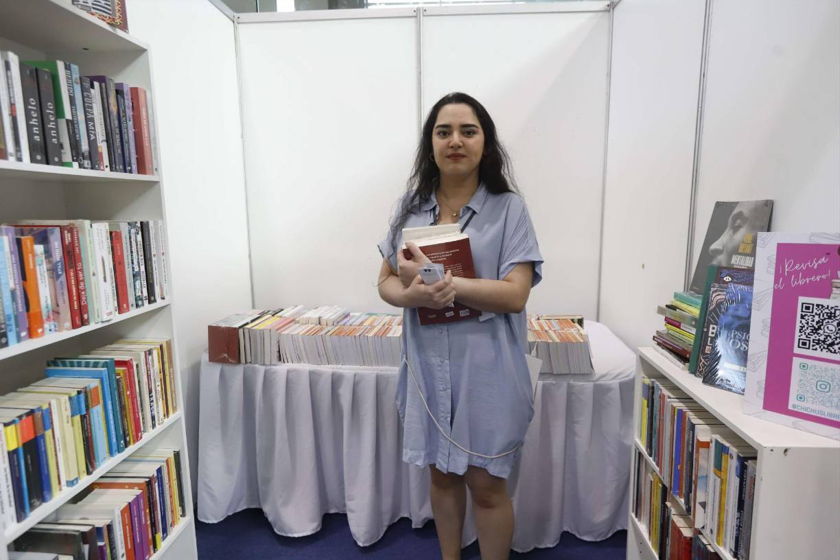 Claudia López, propietaria de la Librería Chichus, cuenta con una variedad de libros y a un precio accesible para los visitantes. 