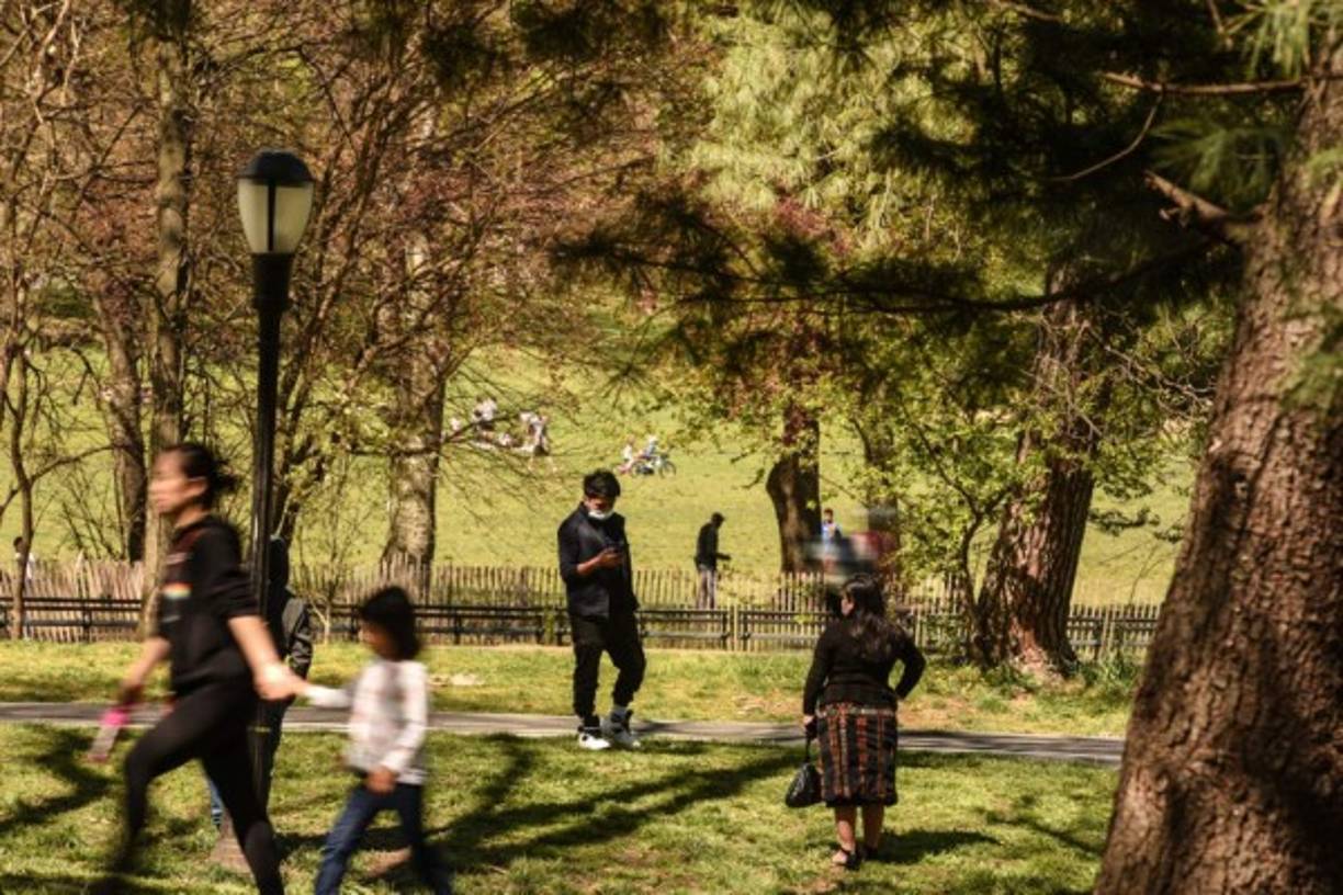La gente practica el distanciamiento social en hoy Prospect Park en el distrito de Brooklyn en la ciudad de Nueva York.
