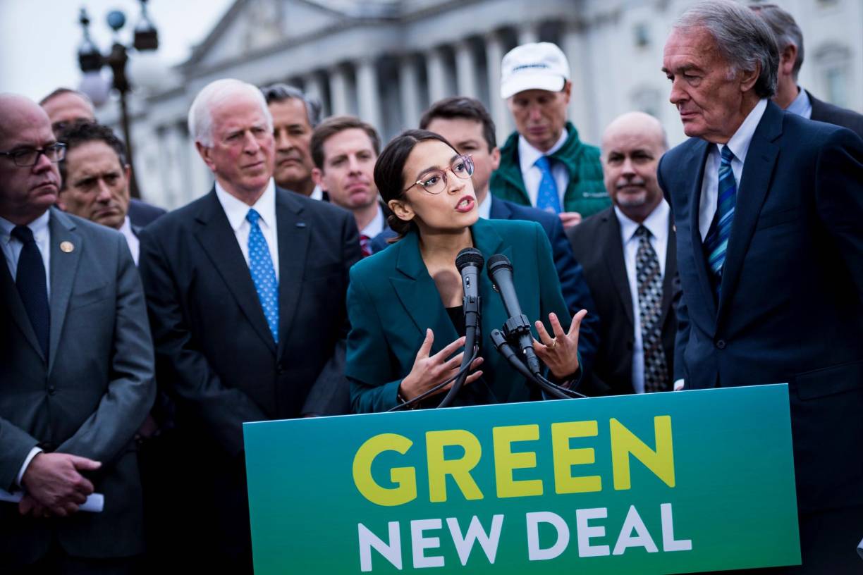 El republicano ha calificado al Green New Deal como “la mayor estafa de la historia”. Durante su campaña, prometió emitir una orden ejecutiva para eliminar este plan climático en su primer día en el cargo, argumentando que sus políticas energéticas garantizarán la independencia económica del país.