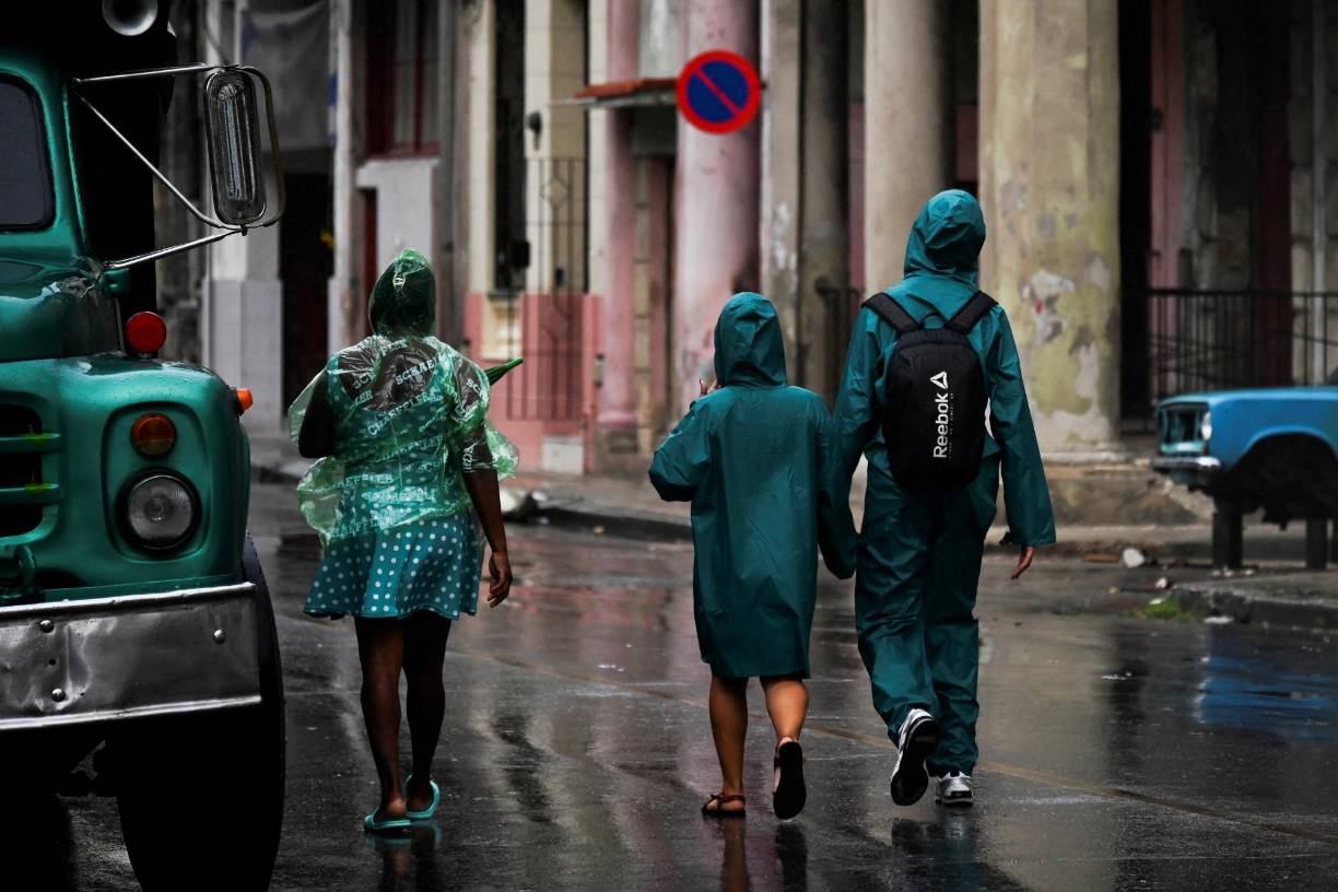 Asociada al ojo del huracán, de 32 kilómetros de diámetro, se registró asimismo una calma de entre 48 minutos y hora y media.