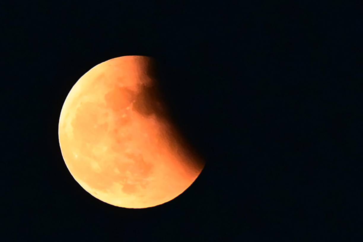La luna volvió a eclipsarse ayer por completo, un fenómeno astronómico que solo fue visible en algunas partes del mundo y que no volverá a repetirse hasta 2025.