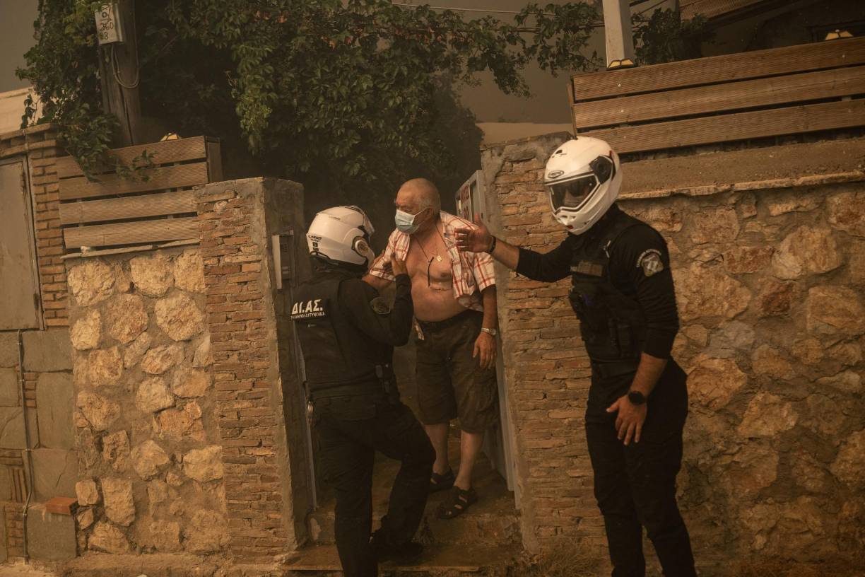 Aunque los incendios a las afueras de Atenas son muy frecuentes durante el verano, ésta es la primera vez que un fuego llega tan cerca del centro de la capital y afecta al tejido urbano de la ciudad.