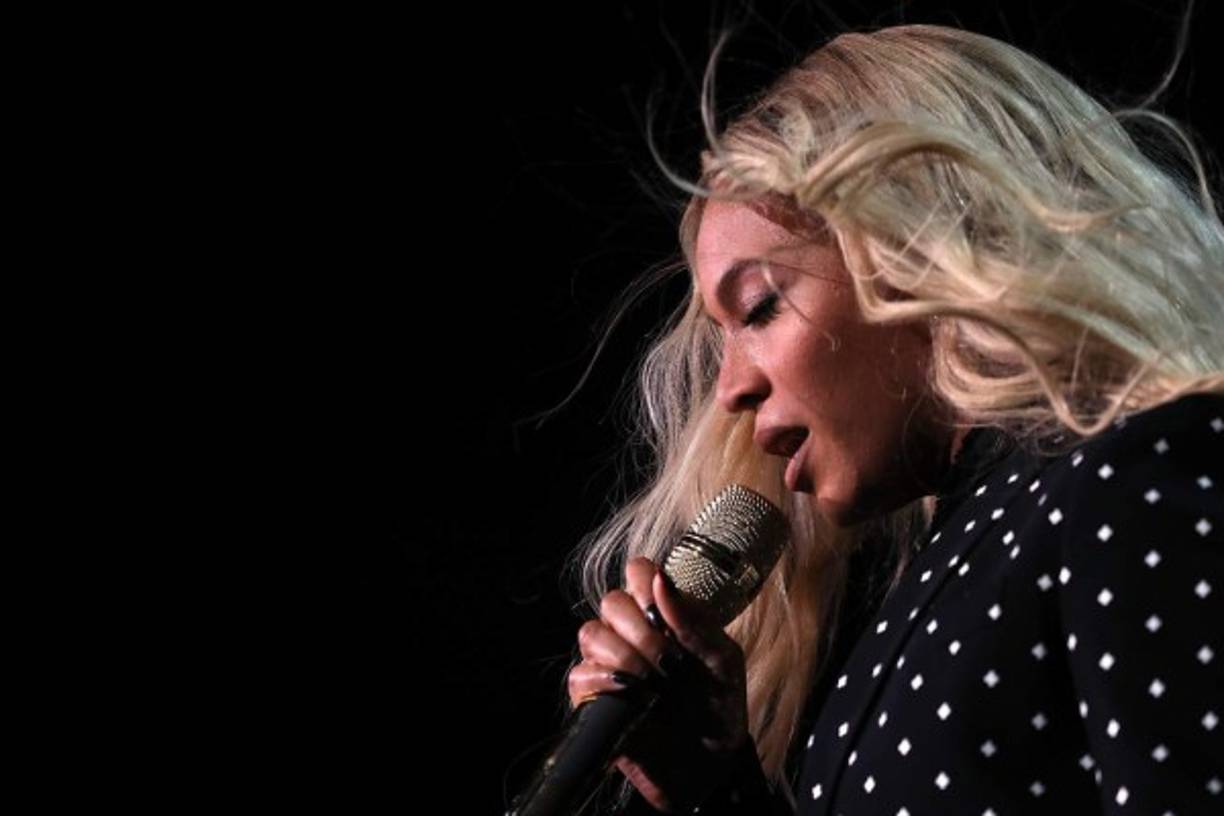 Beyoncé respaldaba la campaña de Clinton desde 2015, cuando asistió a un evento para recaudar fondos en Nueva York, sin embargo, Jay Z tomó mucho más tiempo para apoyar a la candidata.