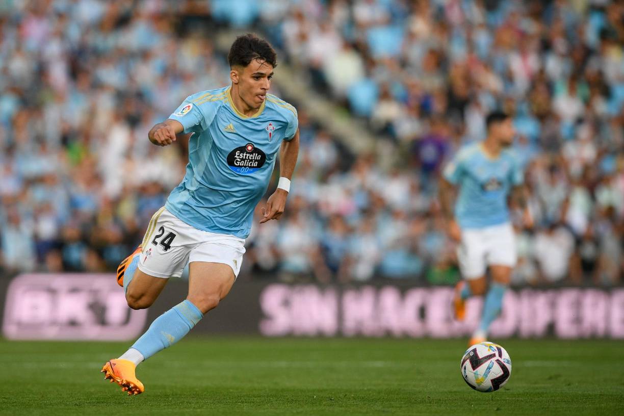 Gabri Veiga - El centrocampista del Celta de Vigo se ha convertido en una de las grandes revelaciones de LaLiga y le llueven las ofertas. Según ‘The Guardian’, el Chelsea va en serio a por el futbolista y se suma al interés del Real Madrid, Barça, y Liverpool.