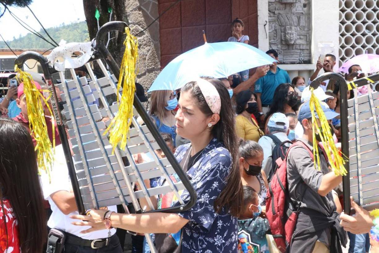 Durante el acontecimiento varios centros educativos participaron con sus bandas de guerra.