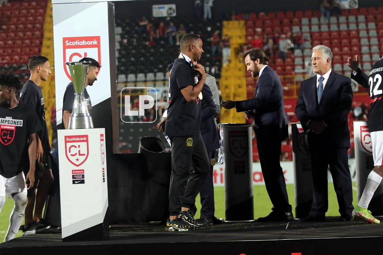 José Mendoza, portero suplente del Olimpia, también recibió, muy feliz, su medalla de campeón.