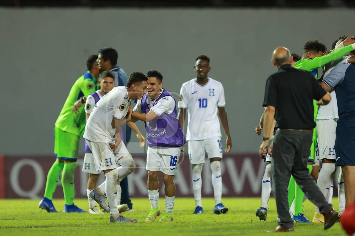 La plantilla de jugadores, cuerpo técnico y directivos de Honduras celebró en el estadio Morazán la clasificación al Mundial SUb-20 de Indonesia.