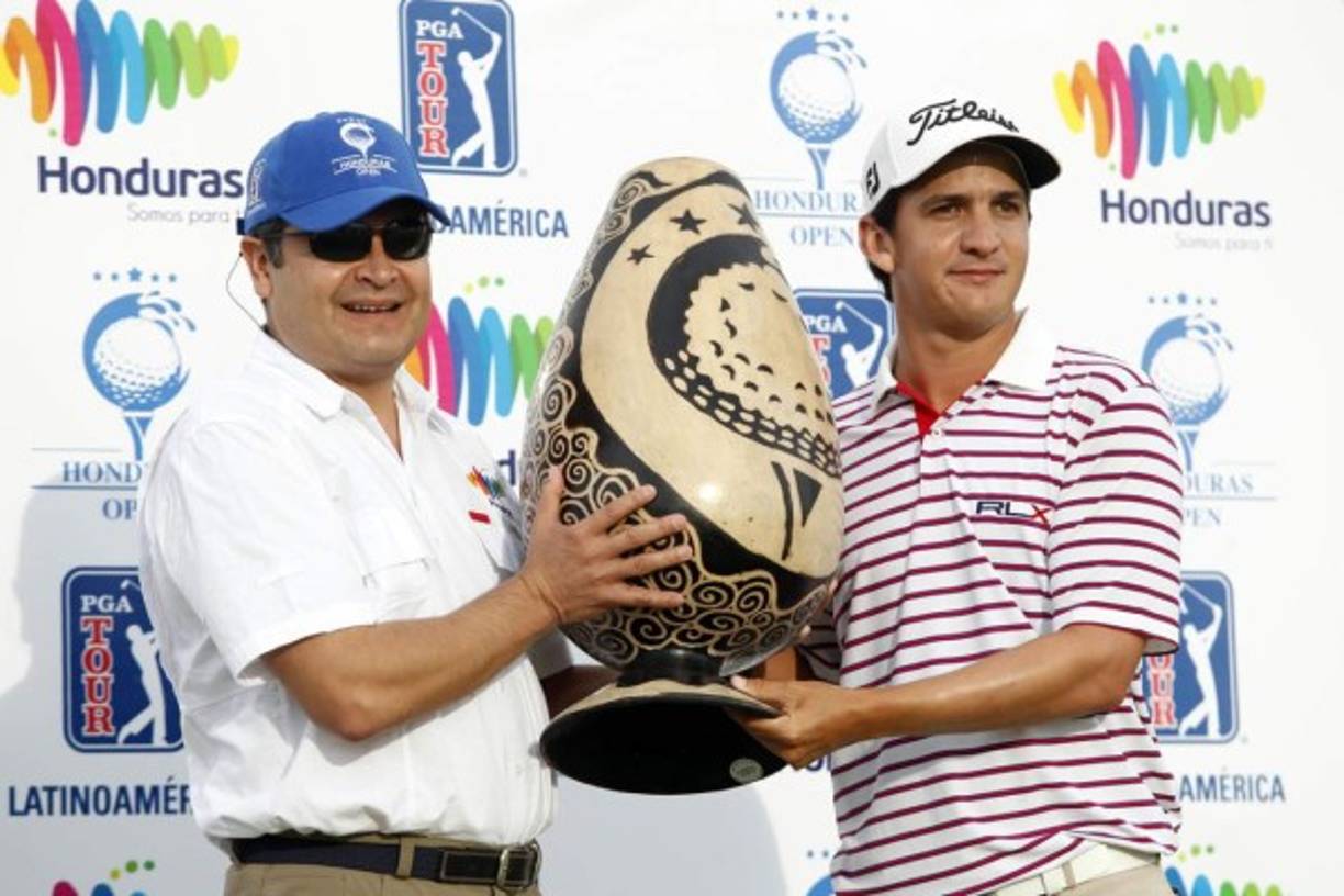 El presidente de Honduras, Juan Orlando Hernández, estuvo presente en la premiación de Velázquez.