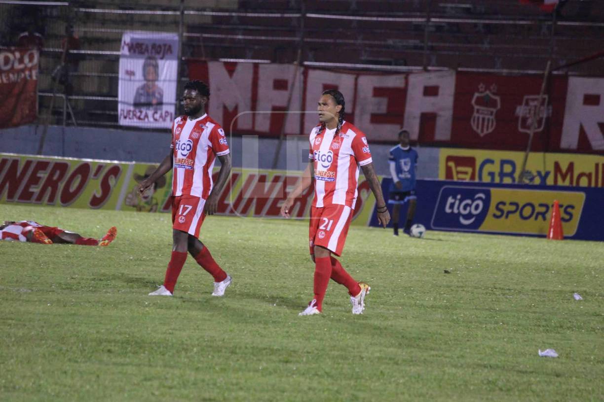 El experimentado futbolista mexicano Carlos “Gullit” Peña hizo finalmente su debut en el fútbol de Honduras, aunque no la pasó nada bien ya que su equipo Vida fue goleado 3-0 como local por el Motagua.