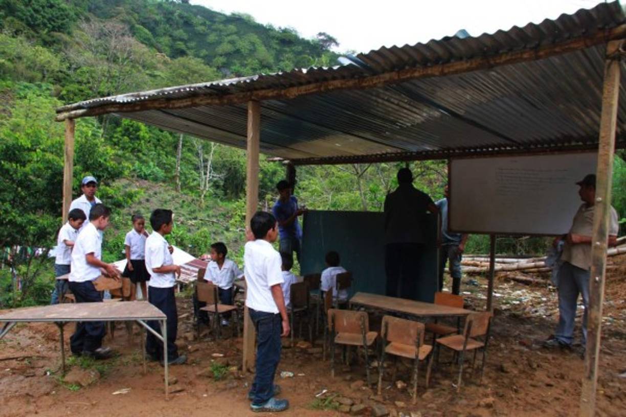 La vocación de enseñar y las ganas de aprender es lo que impulsa al docente José Raúl Méndez y a sus alumnos a iniciar el año escolar en una galera construida con seis horcones y media docena de láminas de zinc en la aldea El Porvenir de El Merendón.<br/>