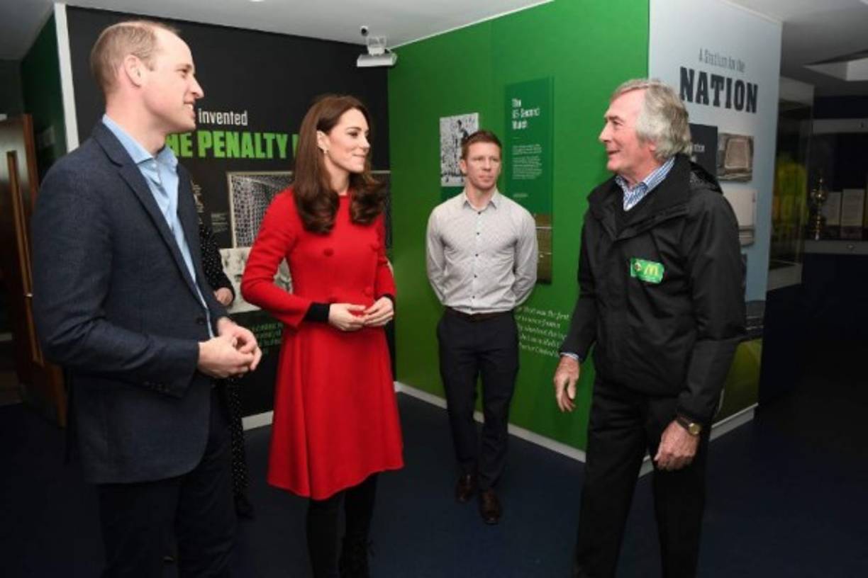 Los duques de Cambridge comenzaron su día con un viaje al Estadio Nacional de Fútbol en Windsor Park, sede de la Asociación de Fútbol de Irlanda.<br/><br/>Una vez allí, conocieron al legendario jugador Pat Jennings y aprendieron sobre los programas de la organización, que buscan promover la salud mental y física en las comunidades locales.