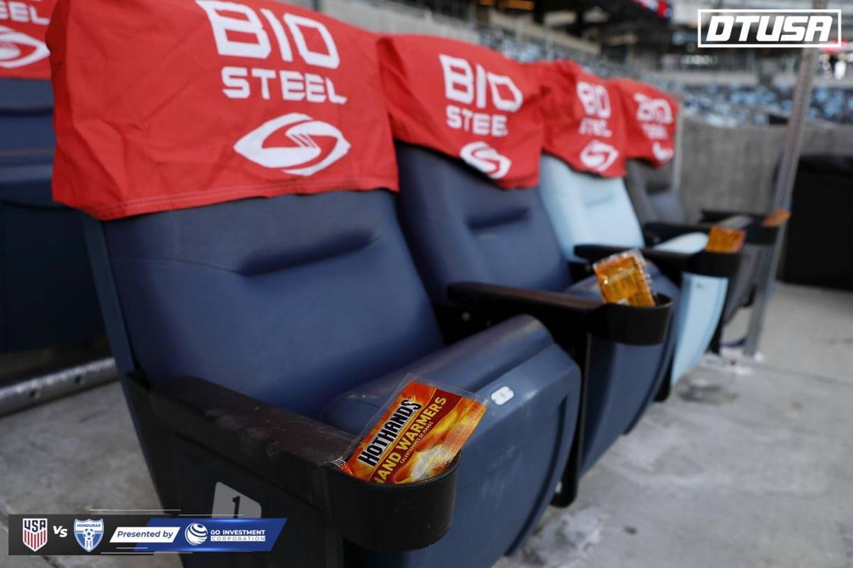 Los encargados del estadio han colocado calentadores de mano en las butacas del banco de suplentes.