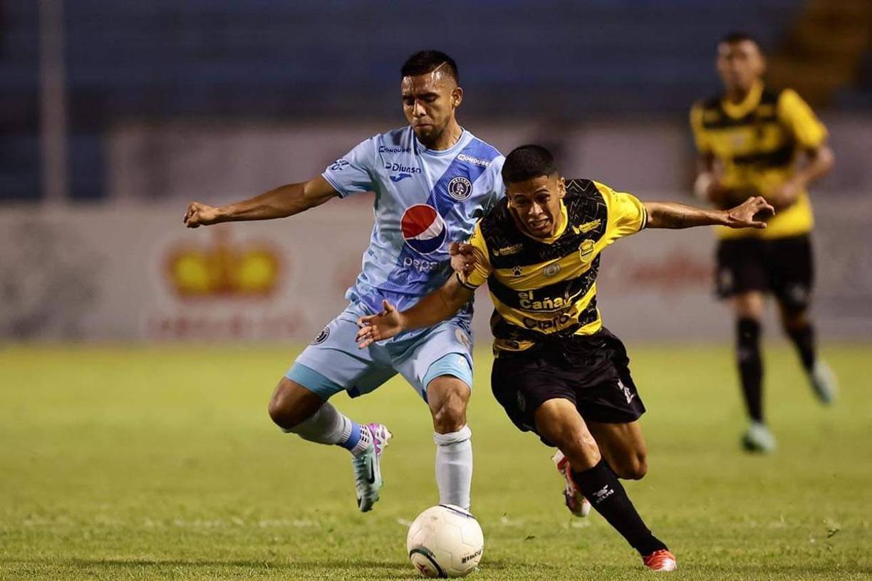 Cristian Cálix debutó con el Real España. Entró de cambio por Darixon Vuelto en el minuto 68. En la imagen es marcado por Carlos Argueta.