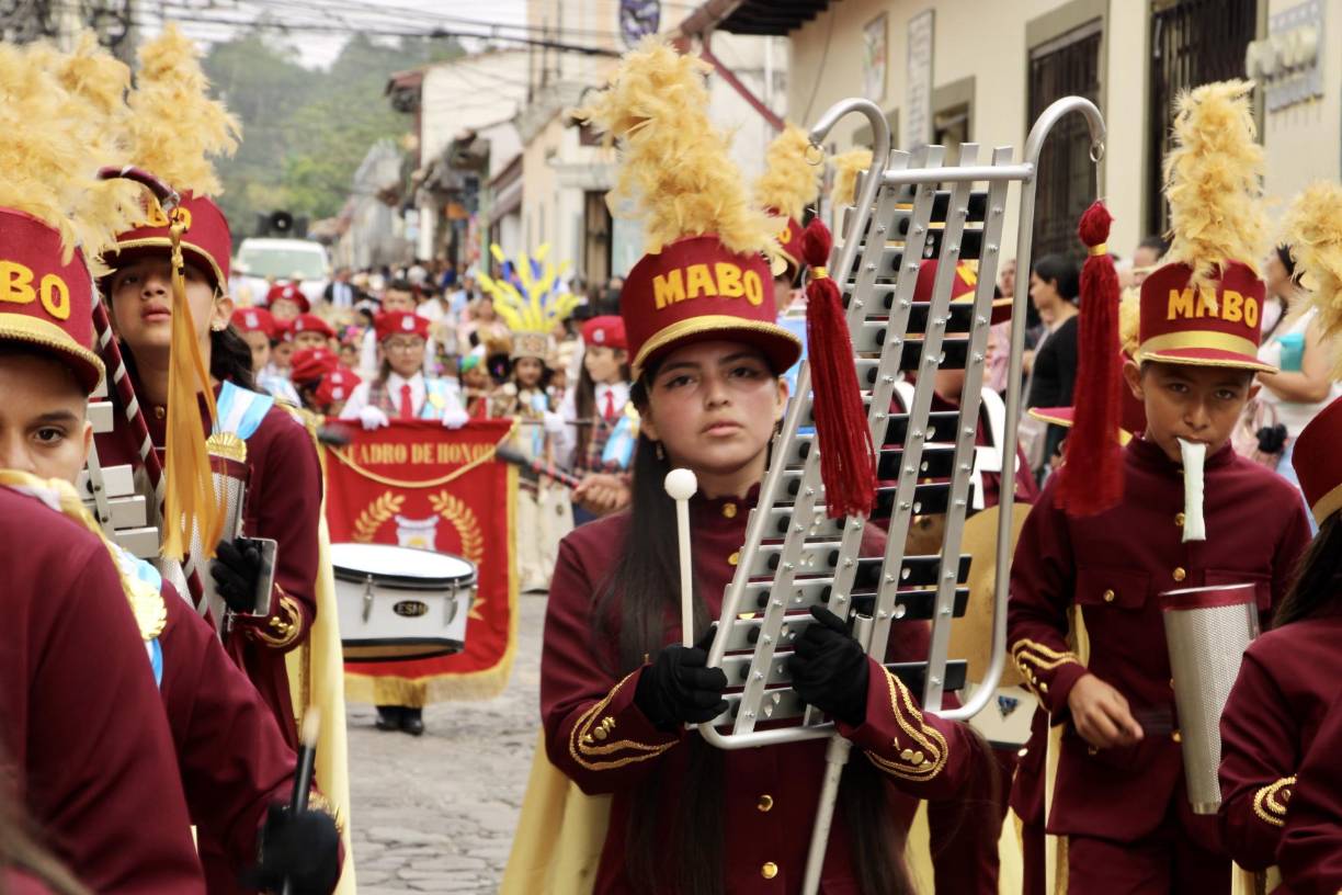 El desfile fue una verdadera muestra de la riqueza cultural hondureña, con las bandas musicales que fueron las protagonistas de la jornada.