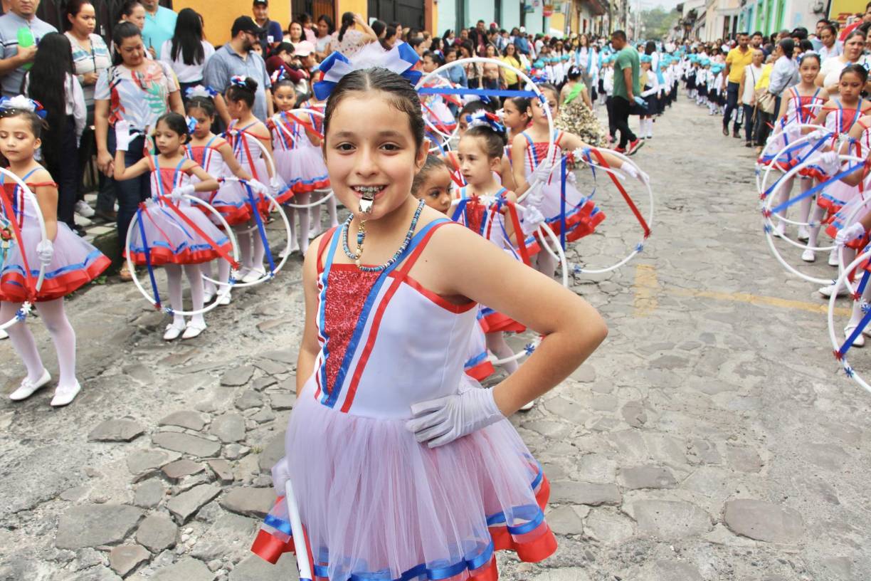 Los estudiantes de los centros de educación básica, incluyendo Jerónimo J. Reina, María Medina, San Antonio, Jesús Banegas Membreño, José Cecilio de Valle, Santo Domingo Savio, Ángeles, Jorge Portillo, San José y Western Internacional, dieron muestra de su dedicación y compromiso cívico.