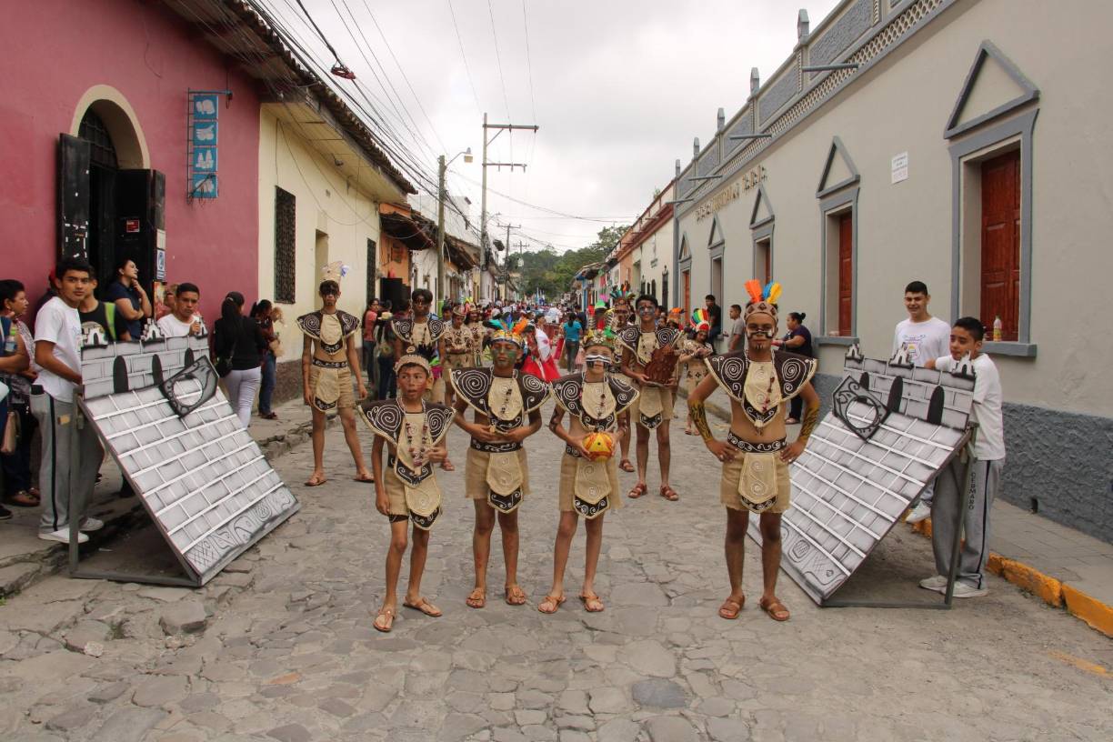 Entre las representaciones que más cautivaron al público se encontraba el juego de pelota maya, un cuadro que evocó la historia ancestral de Honduras.