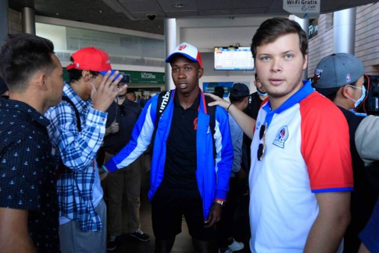 Alex Güity recibió el apoyo de los aficionados olimpistas.