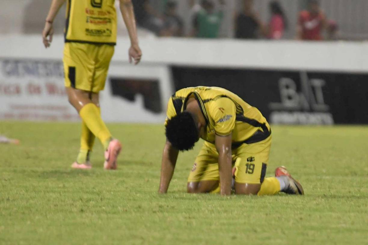 Manuel Salinas acabó de rodillas en el campo tras el final del partido. El Génesis está en el último lugar de la tabla de posiciones.