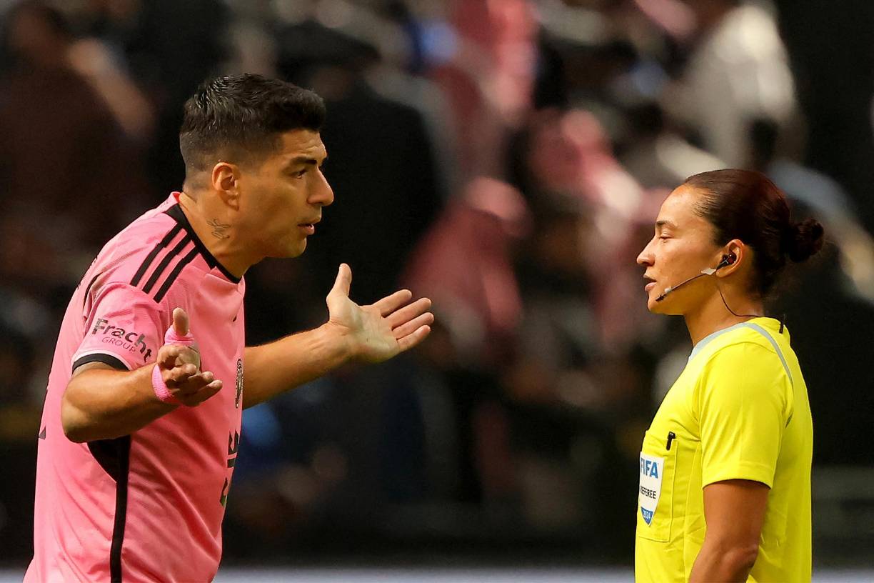La árbitra brasileña Edina Alves Batista anuló la diana en un primer momento por fuera de juego pero, tras revisar el VAR, decretó que fue el defensa Mohammed Jahfali quien tocó la pelota antes de que le llegara a Suárez.